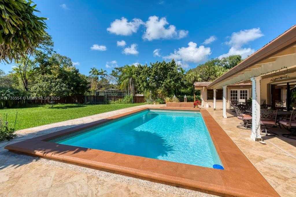Small Image of 6000 CHAPMAN FIELD DR, Pinecrest Number 37