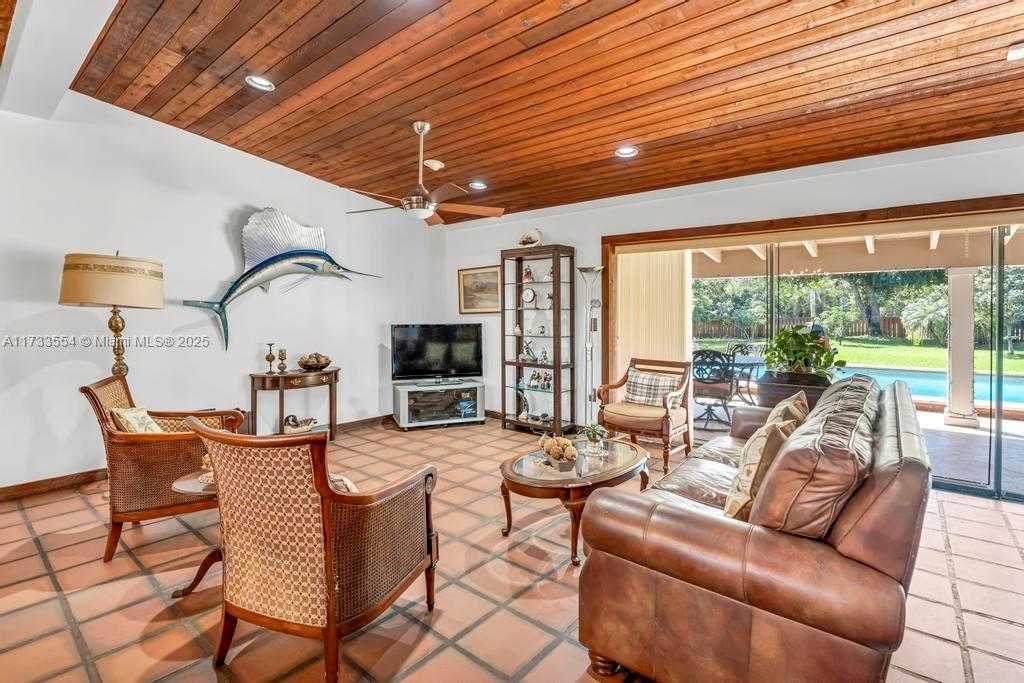 Small Image of 6000 CHAPMAN FIELD DR, Pinecrest Number 4