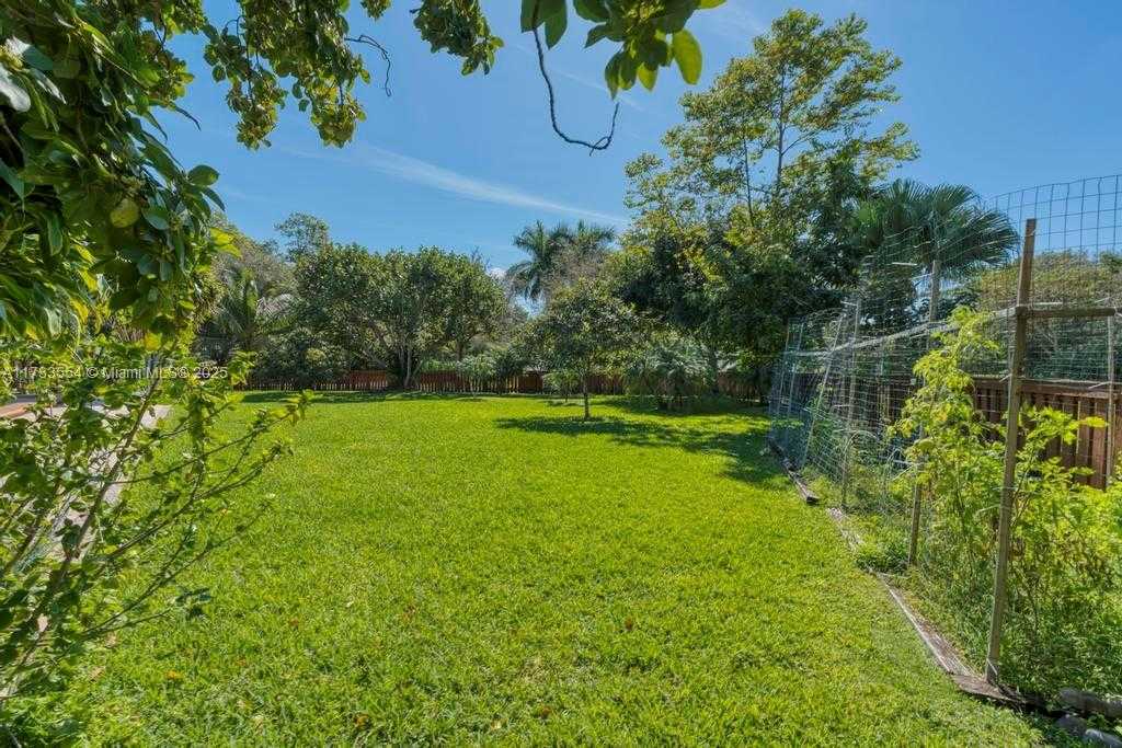 Small Image of 6000 CHAPMAN FIELD DR, Pinecrest Number 40