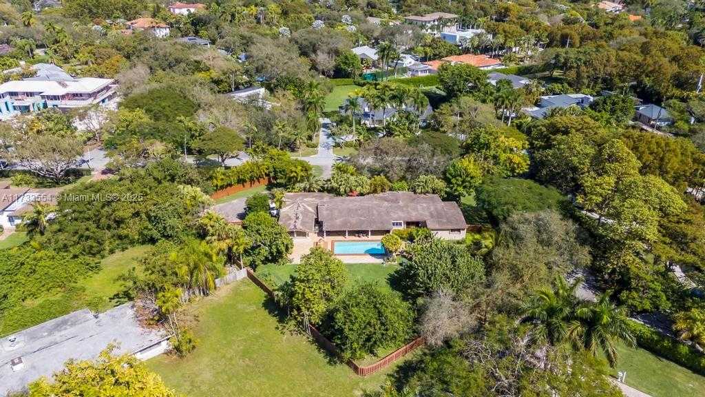 Small Image of 6000 CHAPMAN FIELD DR, Pinecrest Number 48