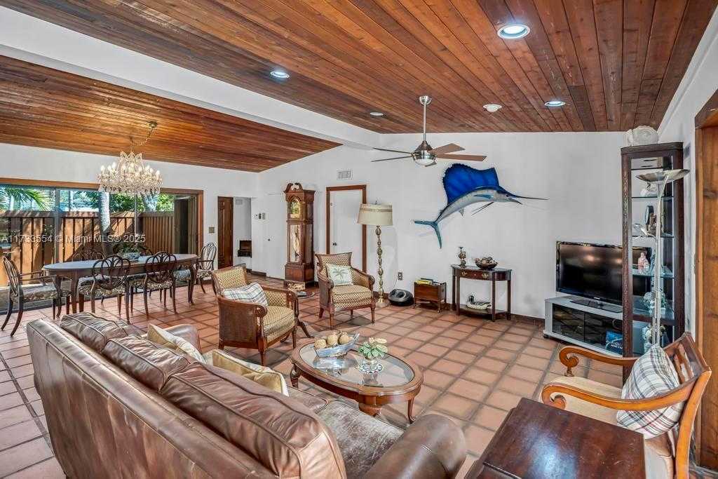 Small Image of 6000 CHAPMAN FIELD DR, Pinecrest Number 5