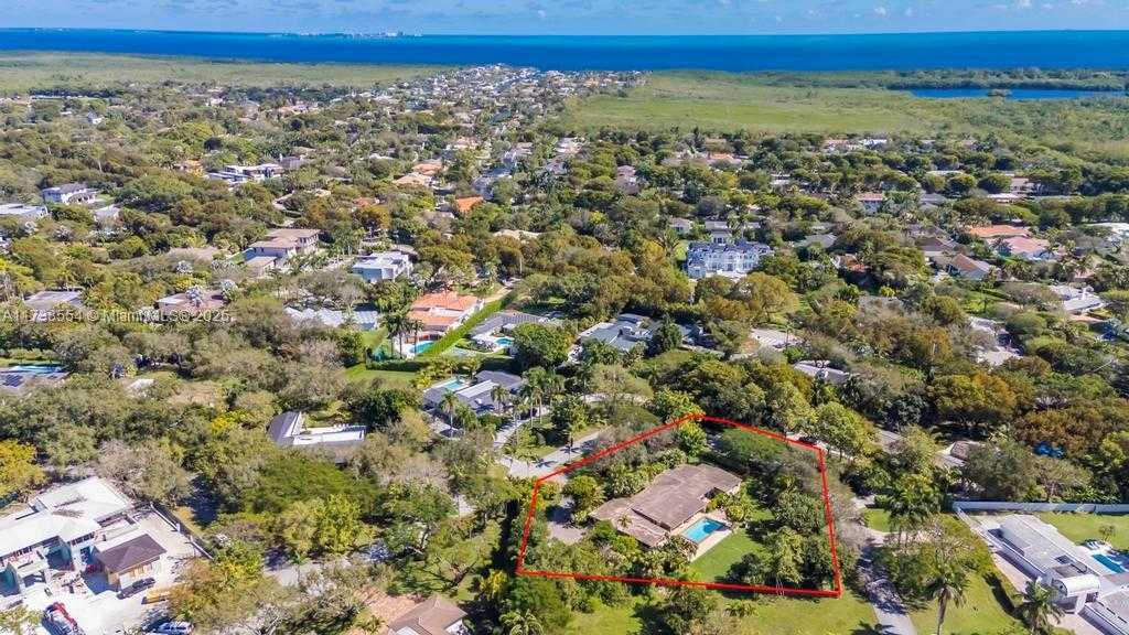 Small Image of 6000 CHAPMAN FIELD DR, Pinecrest Number 51