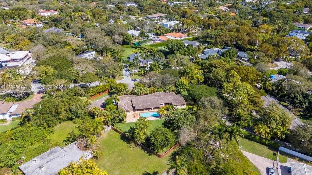 Small Image of 6000 CHAPMAN FIELD DR, Pinecrest Number 54