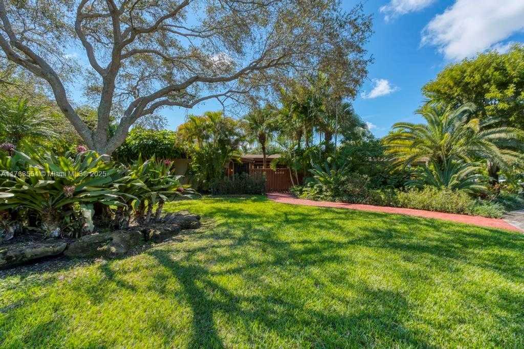 Small Image of 6000 CHAPMAN FIELD DR, Pinecrest Number 59