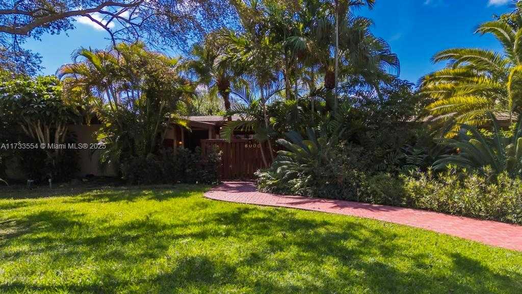 Small Image of 6000 CHAPMAN FIELD DR, Pinecrest Number 60