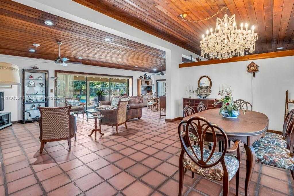 Small Image of 6000 CHAPMAN FIELD DR, Pinecrest Number 7