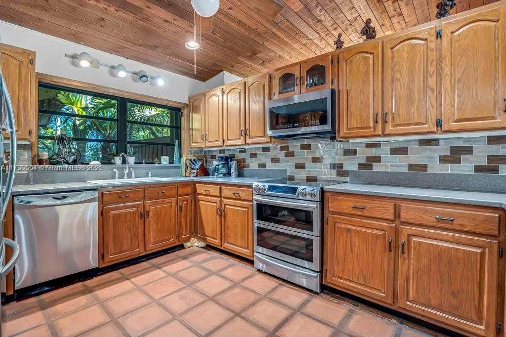 Small Image of 6000 CHAPMAN FIELD DR, Pinecrest Number 9