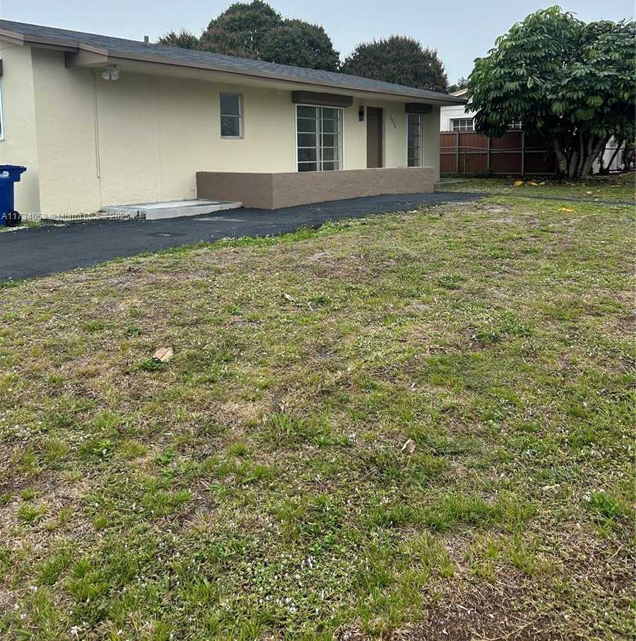 Small Image of 3270 NORTH WEST 196TH LN, Miami Gardens Number 2