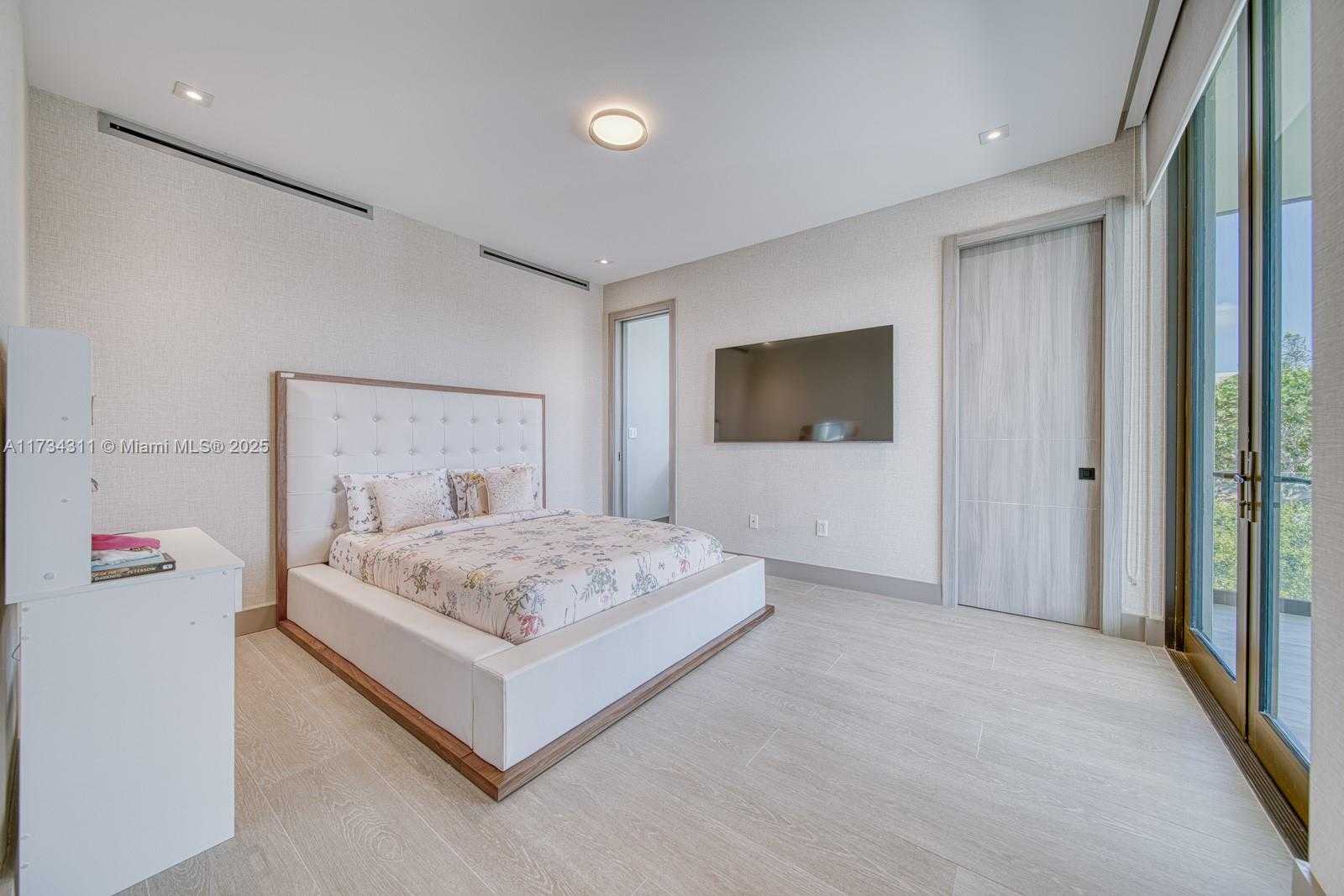 Small Image of 7520 WEST TREASURE DR, North Bay Village Number 15