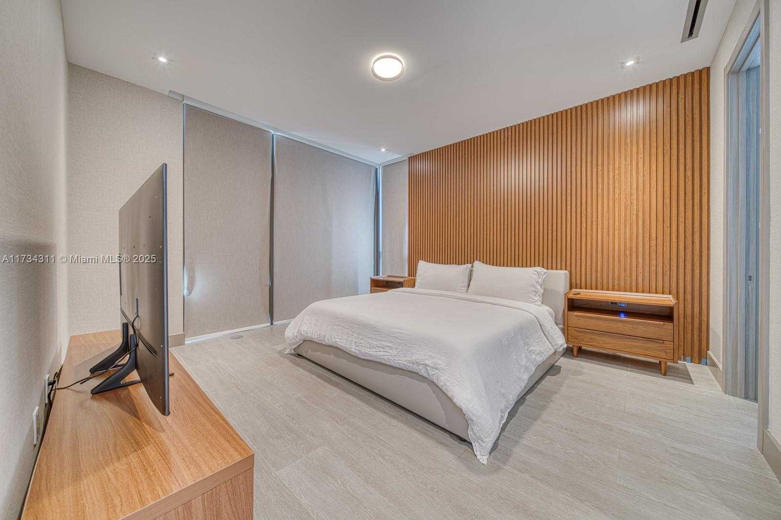 Small Image of 7520 WEST TREASURE DR, North Bay Village Number 5