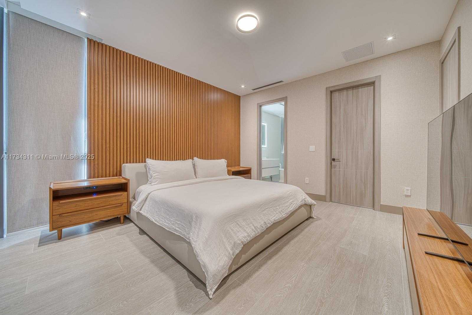 Small Image of 7520 WEST TREASURE DR, North Bay Village Number 6