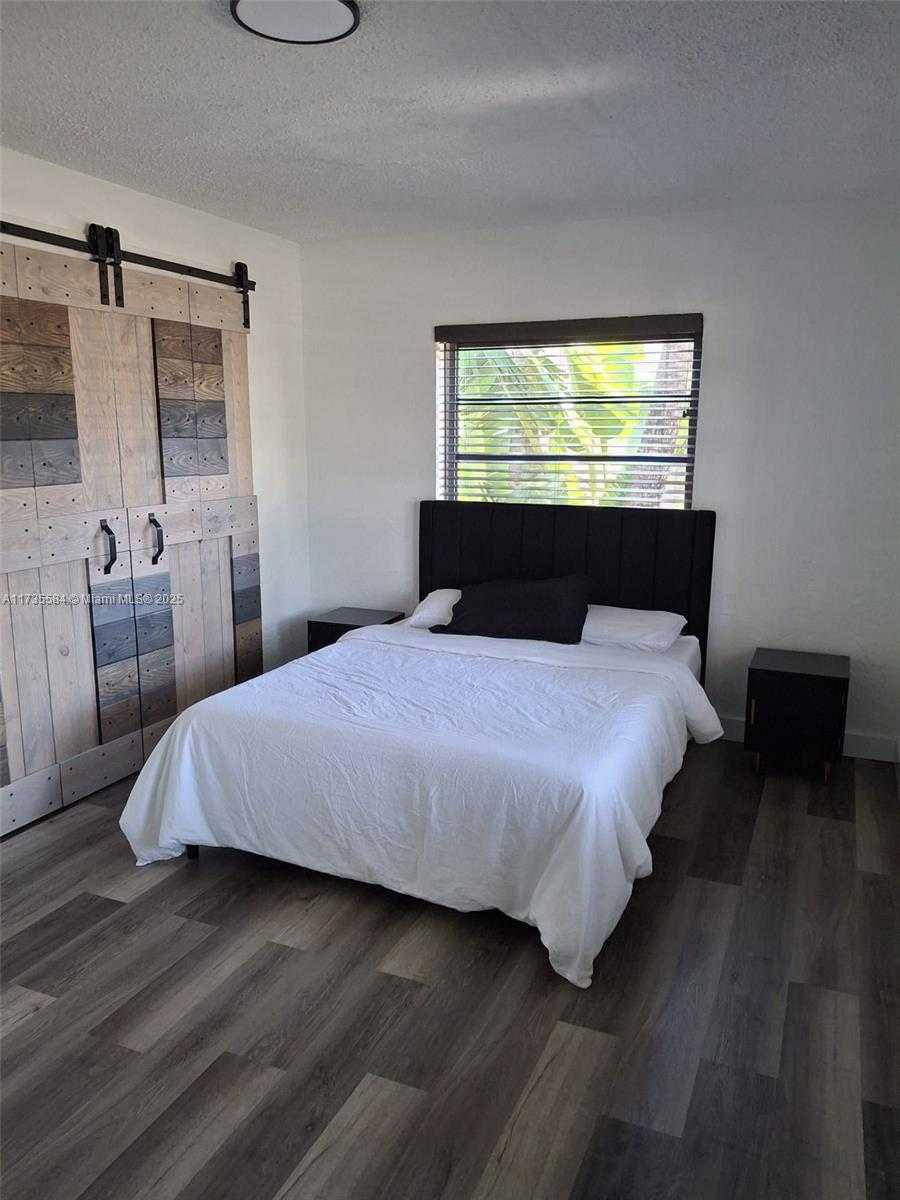 Small Image of 1435 Wiley St, Hollywood, FL 33020, USA Number 12