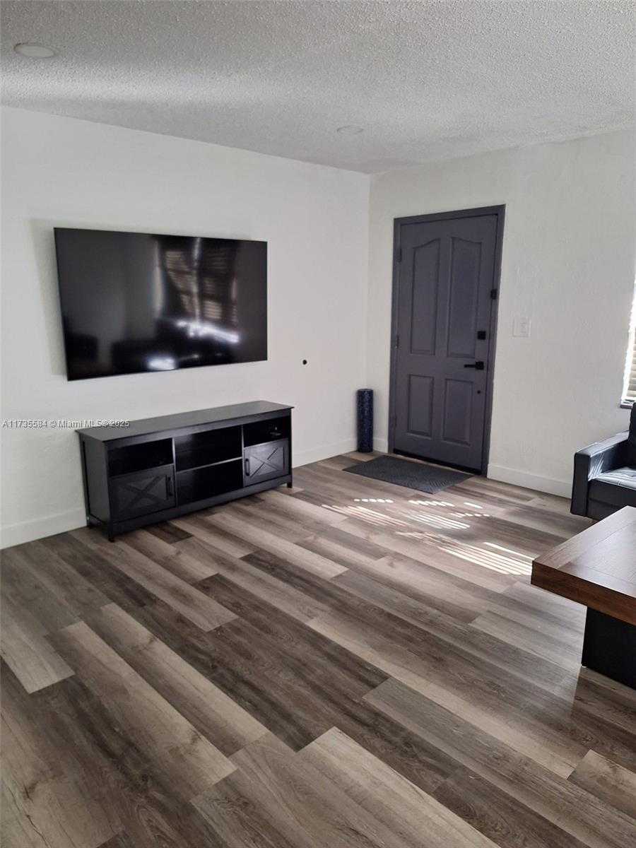 Small Image of 1435 Wiley St, Hollywood, FL 33020, USA Number 14