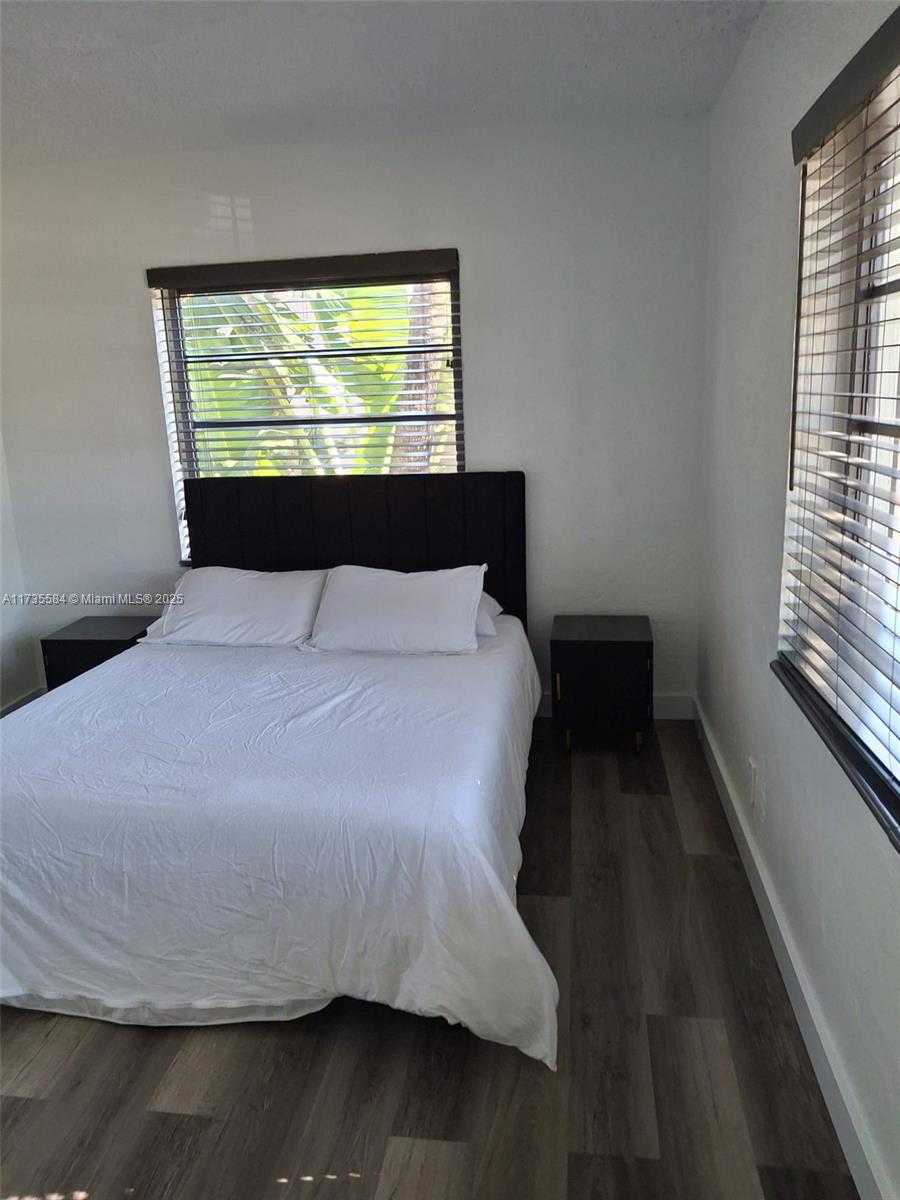 Small Image of 1435 Wiley St, Hollywood, FL 33020, USA Number 16