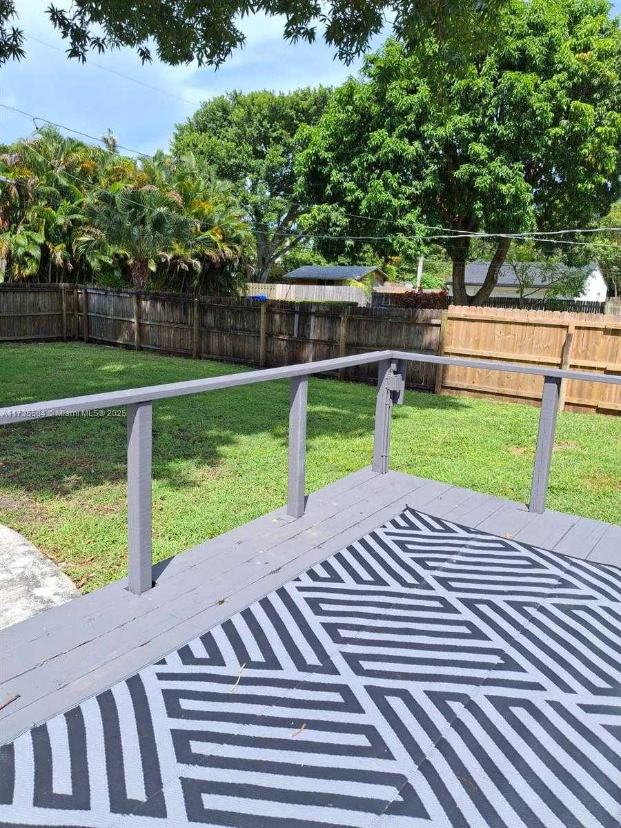 Small Image of 1435 Wiley St, Hollywood, FL 33020, USA Number 17