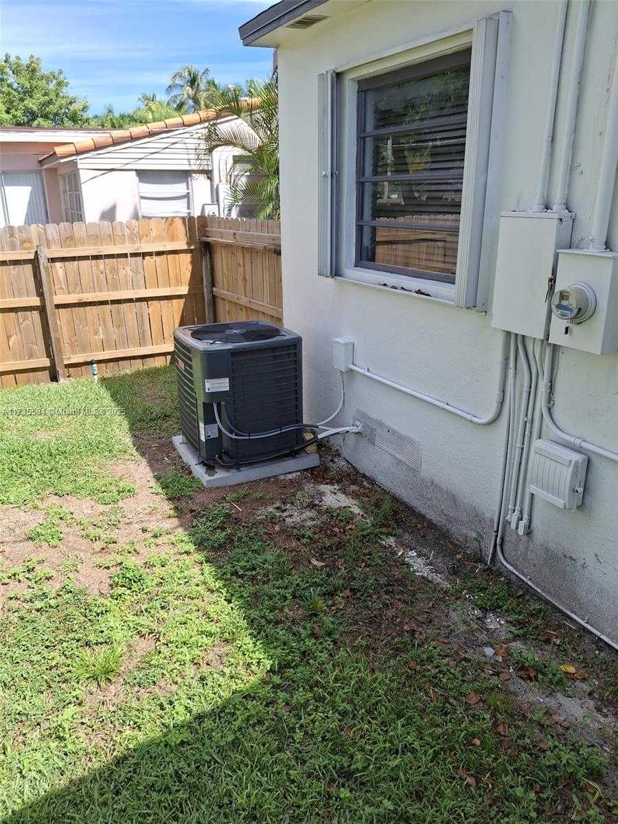 Small Image of 1435 Wiley St, Hollywood, FL 33020, USA Number 26