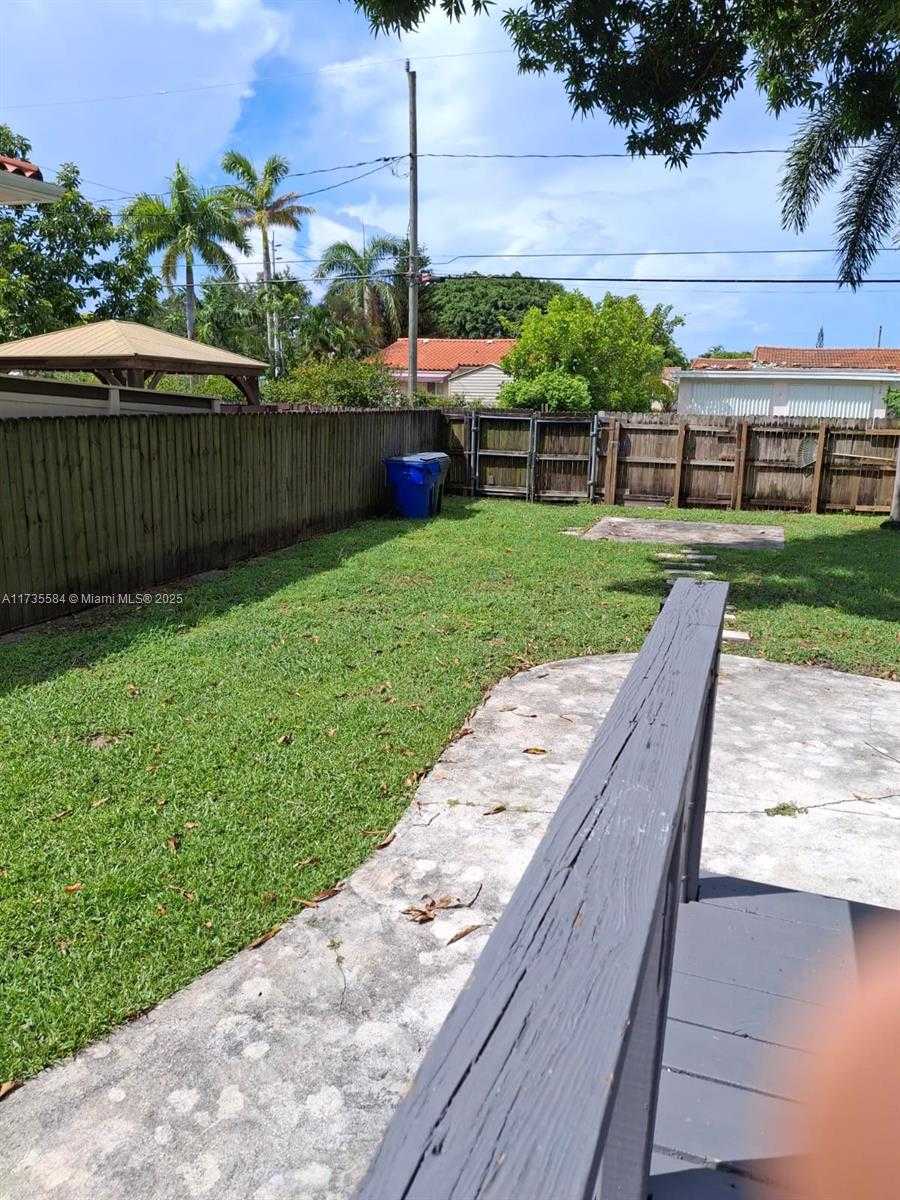 Small Image of 1435 Wiley St, Hollywood, FL 33020, USA Number 32