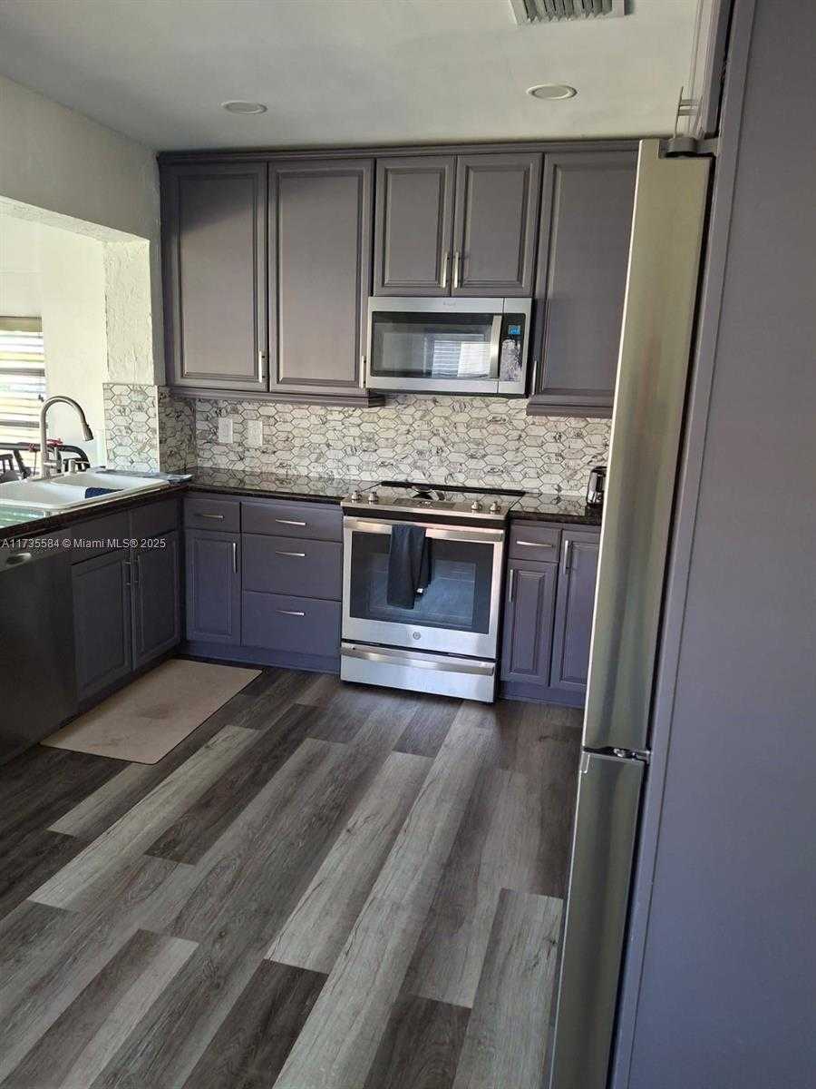 Small Image of 1435 Wiley St, Hollywood, FL 33020, USA Number 4