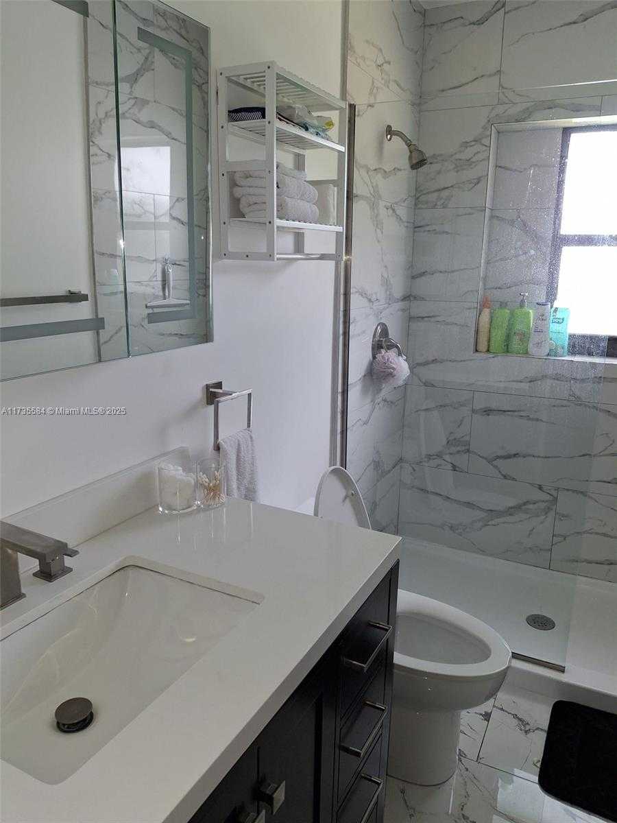 Small Image of 1435 Wiley St, Hollywood, FL 33020, USA Number 9
