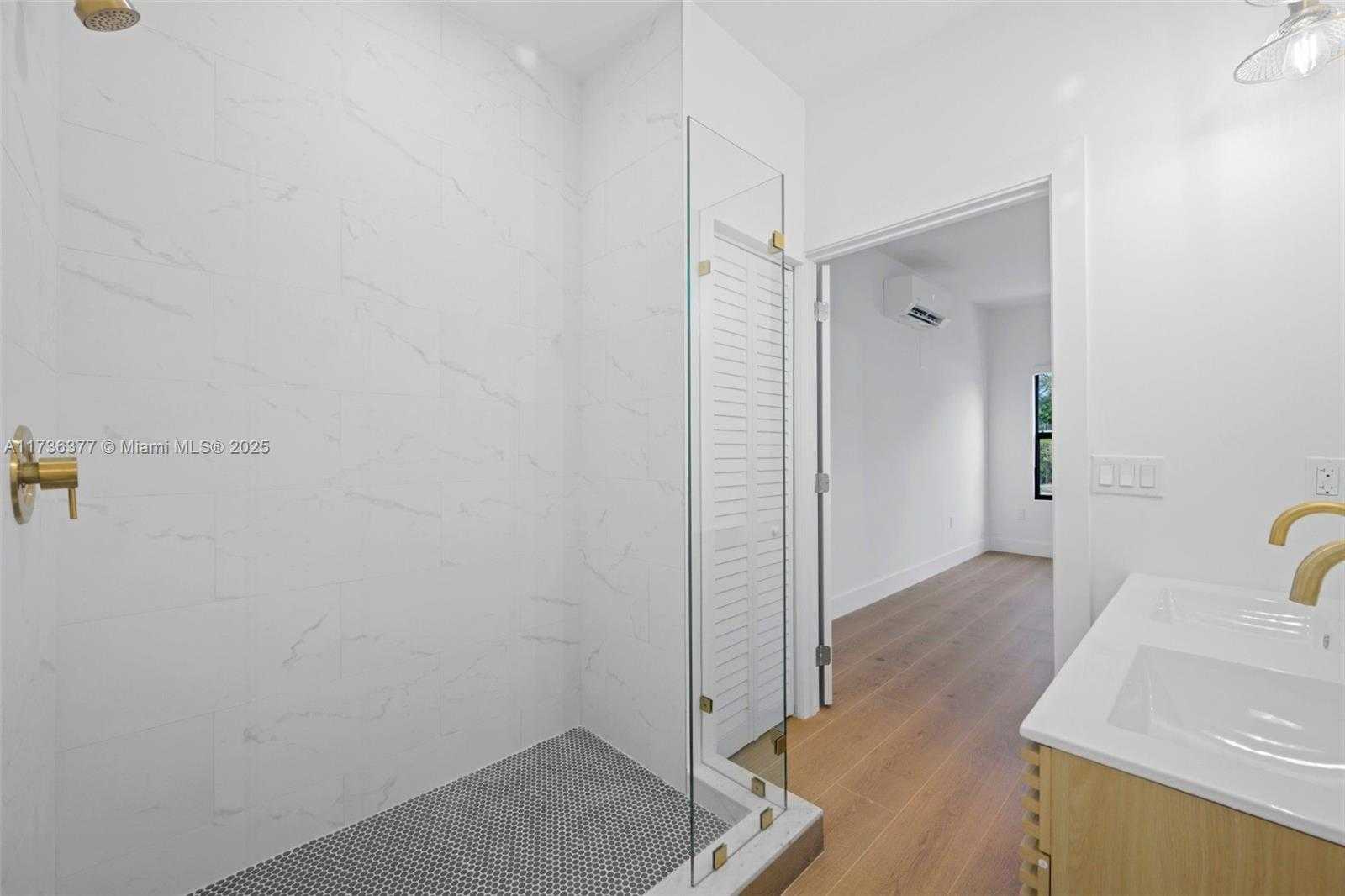 Small Image of 619 35th St, West Palm Beach, FL 33407, USA Number 13