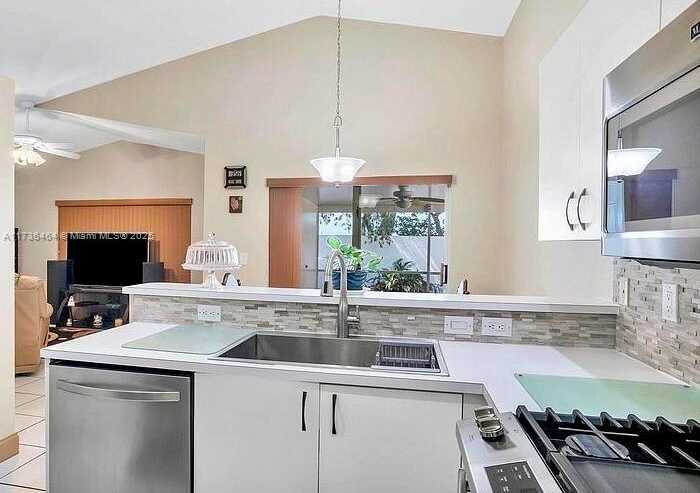 Small Image of 38 GABLES BLVD, Weston Number 11
