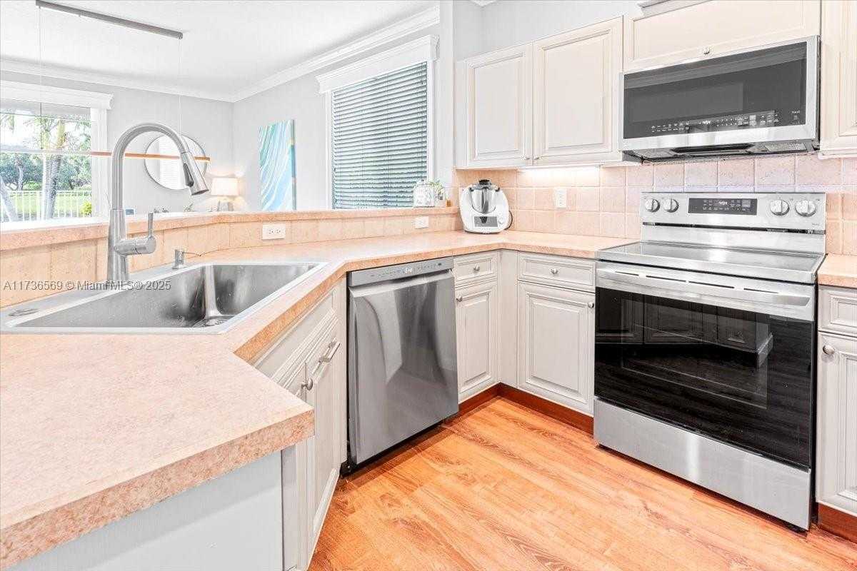 Small Image of 920 GOLDEN CANE DR, Weston Number 12