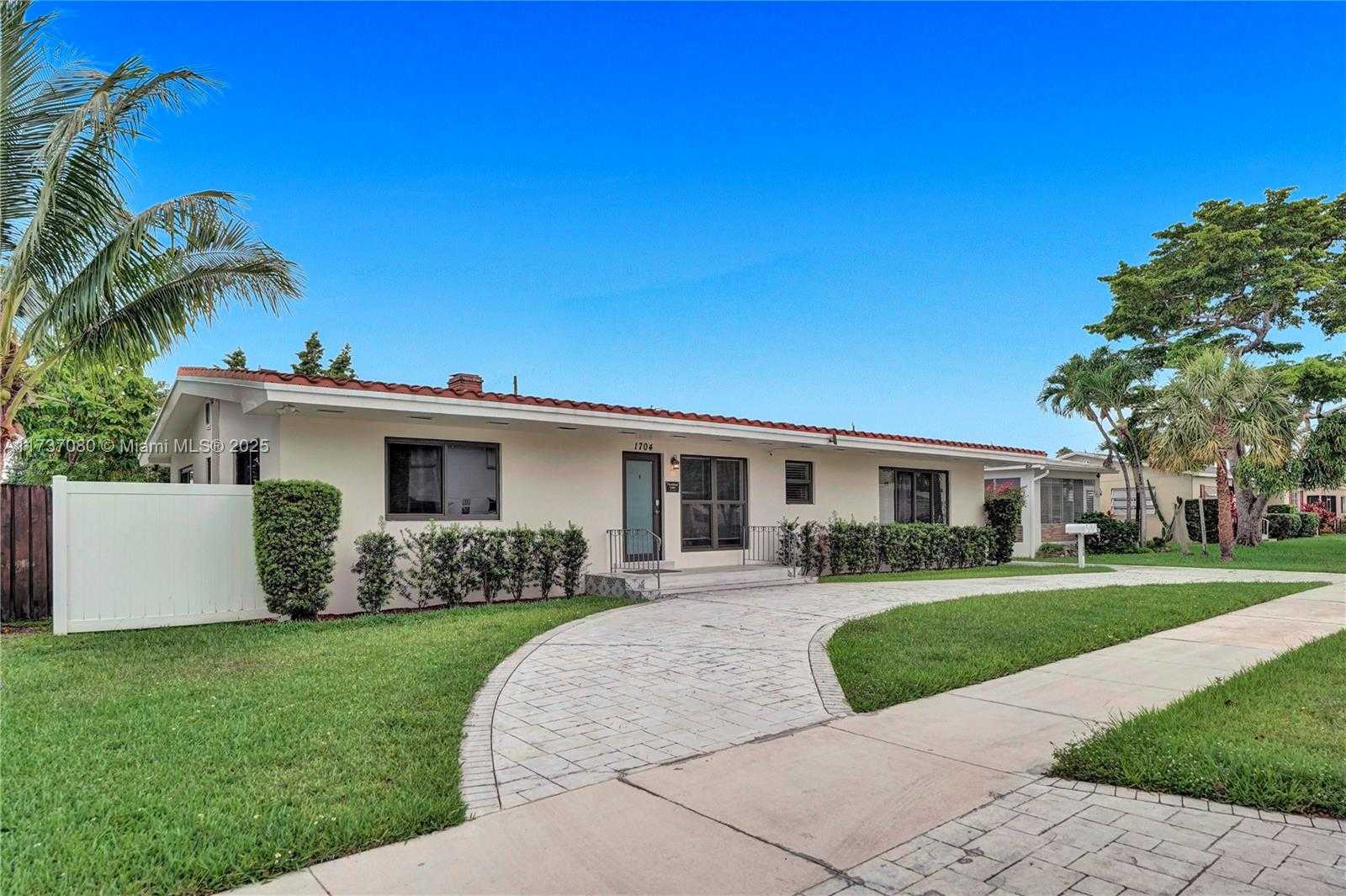 Small Image of 1704 RODMAN ST, Hollywood Number 2