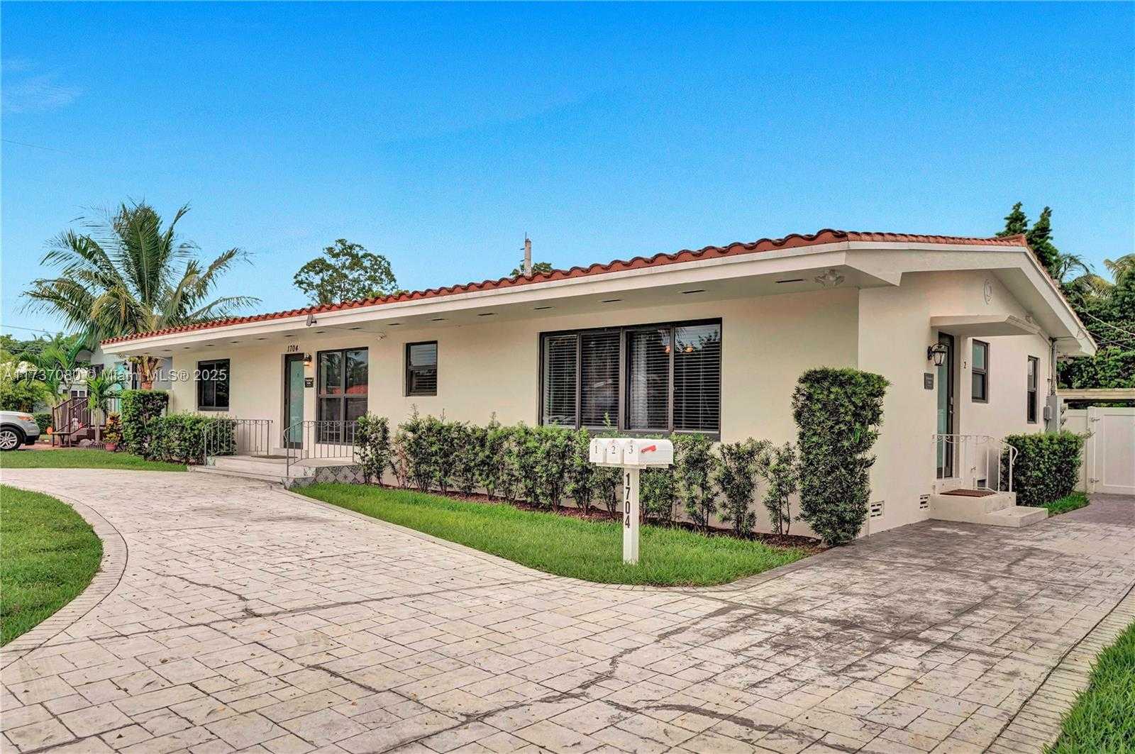 Small Image of 1704 RODMAN ST, Hollywood Number 3