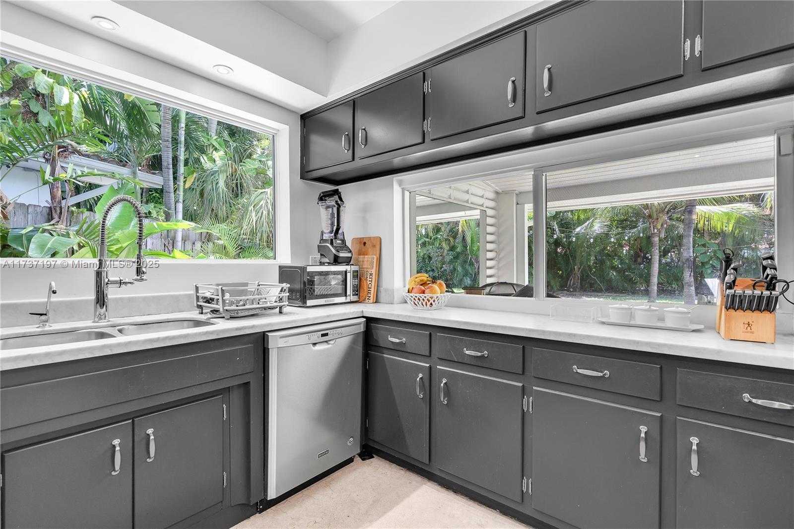 Small Image of 385 HARBOR CT, Key Biscayne Number 24