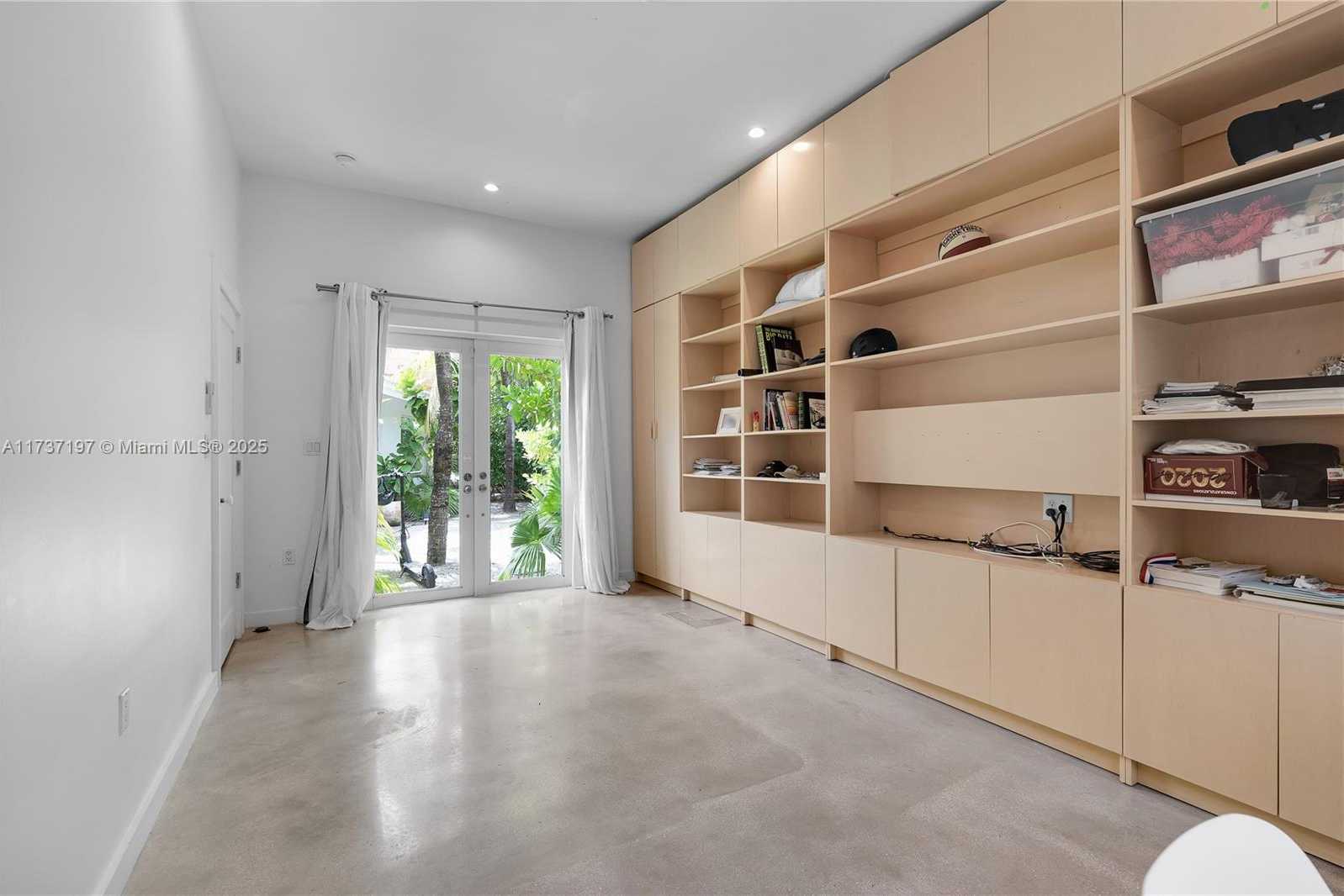 Small Image of 385 HARBOR CT, Key Biscayne Number 31