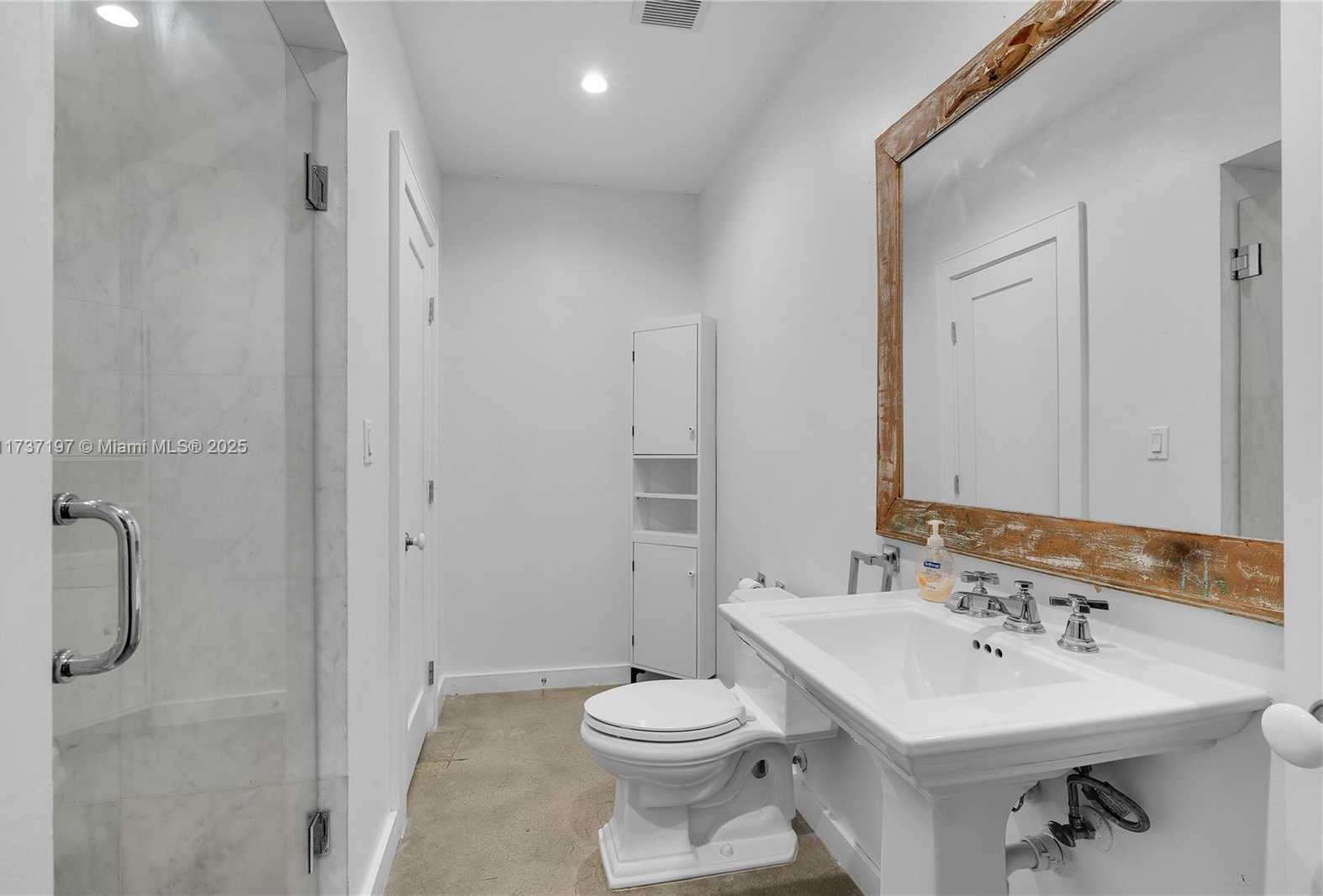 Small Image of 385 HARBOR CT, Key Biscayne Number 32