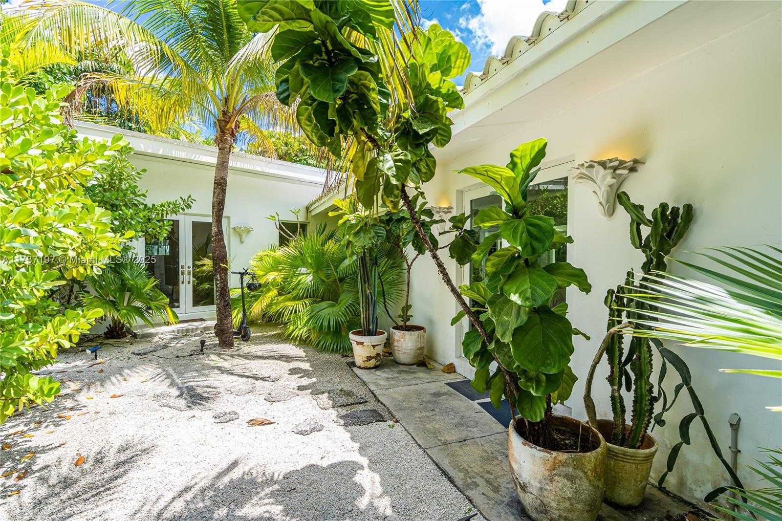 Small Image of 385 HARBOR CT, Key Biscayne Number 9