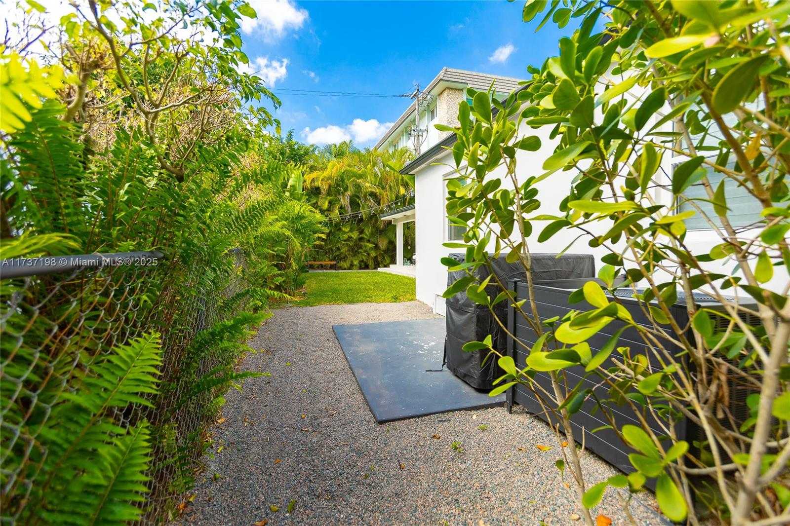 Small Image of 814 MONTEREY ST, Coral Gables Number 11