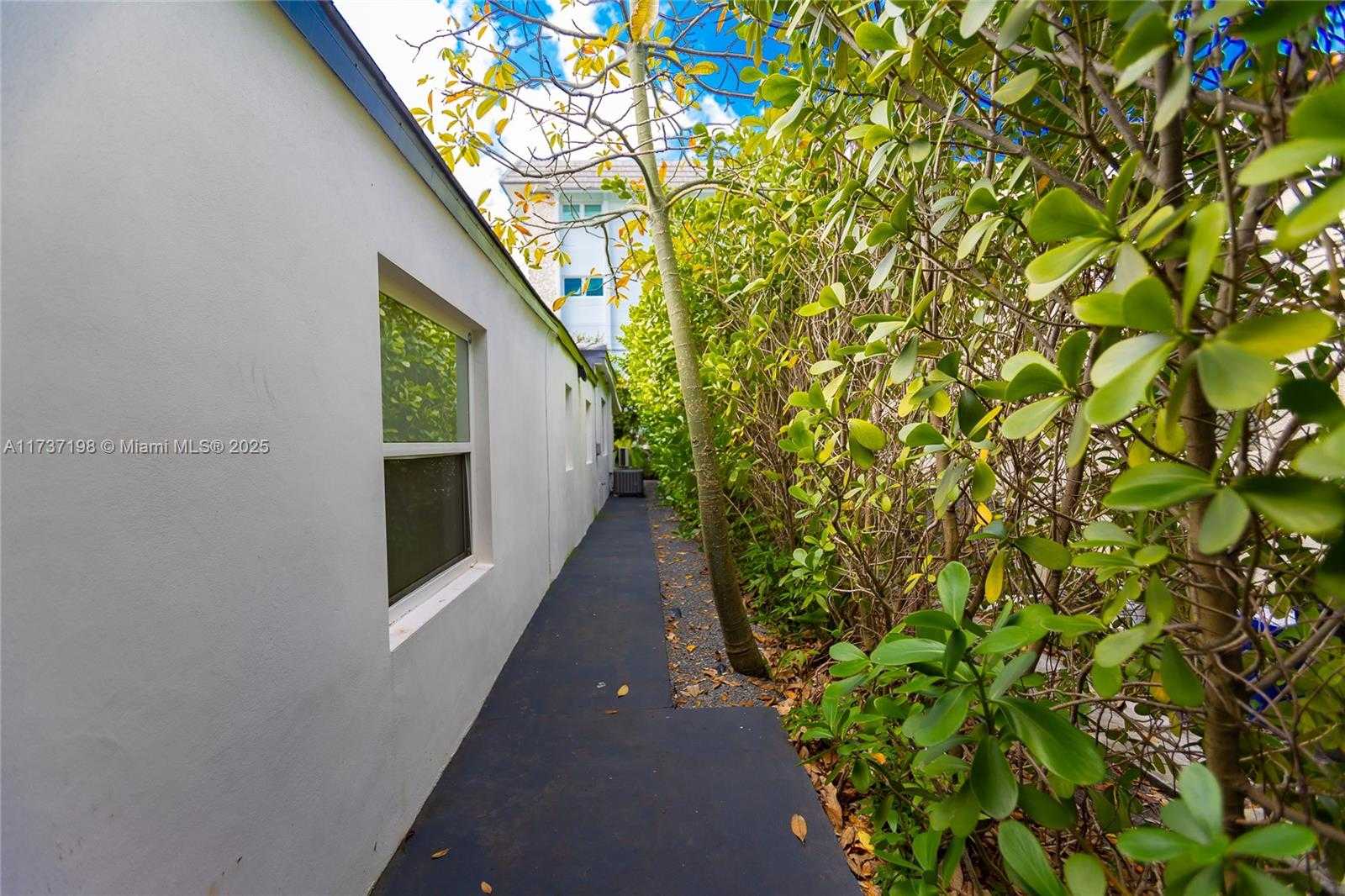 Small Image of 814 MONTEREY ST, Coral Gables Number 9