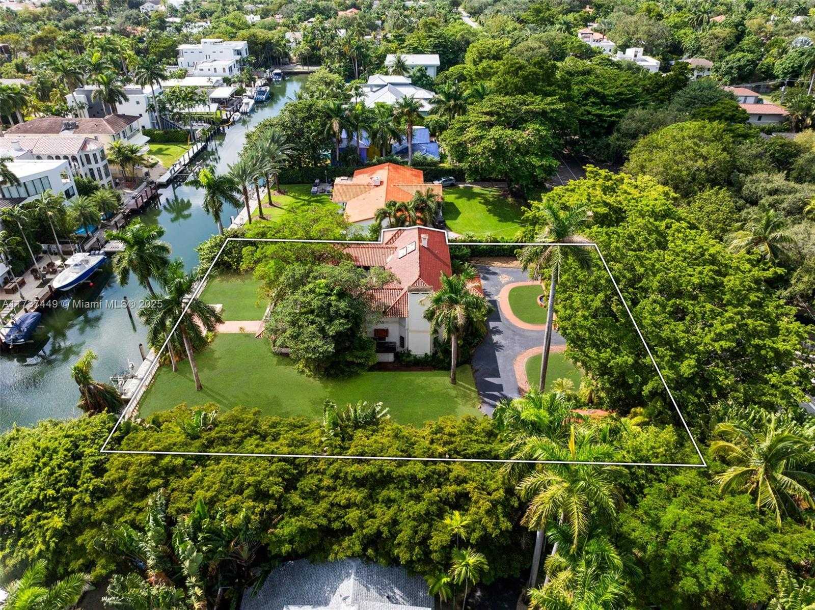 Small Image of 1716 SOUTH BAYSHORE DR, Miami Number 8