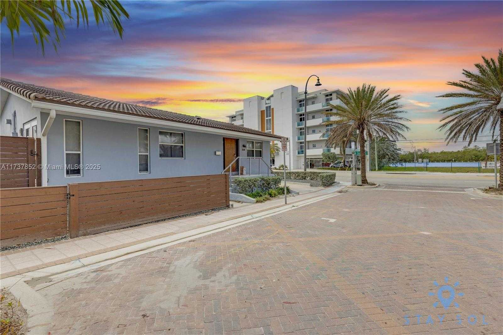 Small Image of 328 Missouri St, Hollywood, FL 33019, USA Number 3