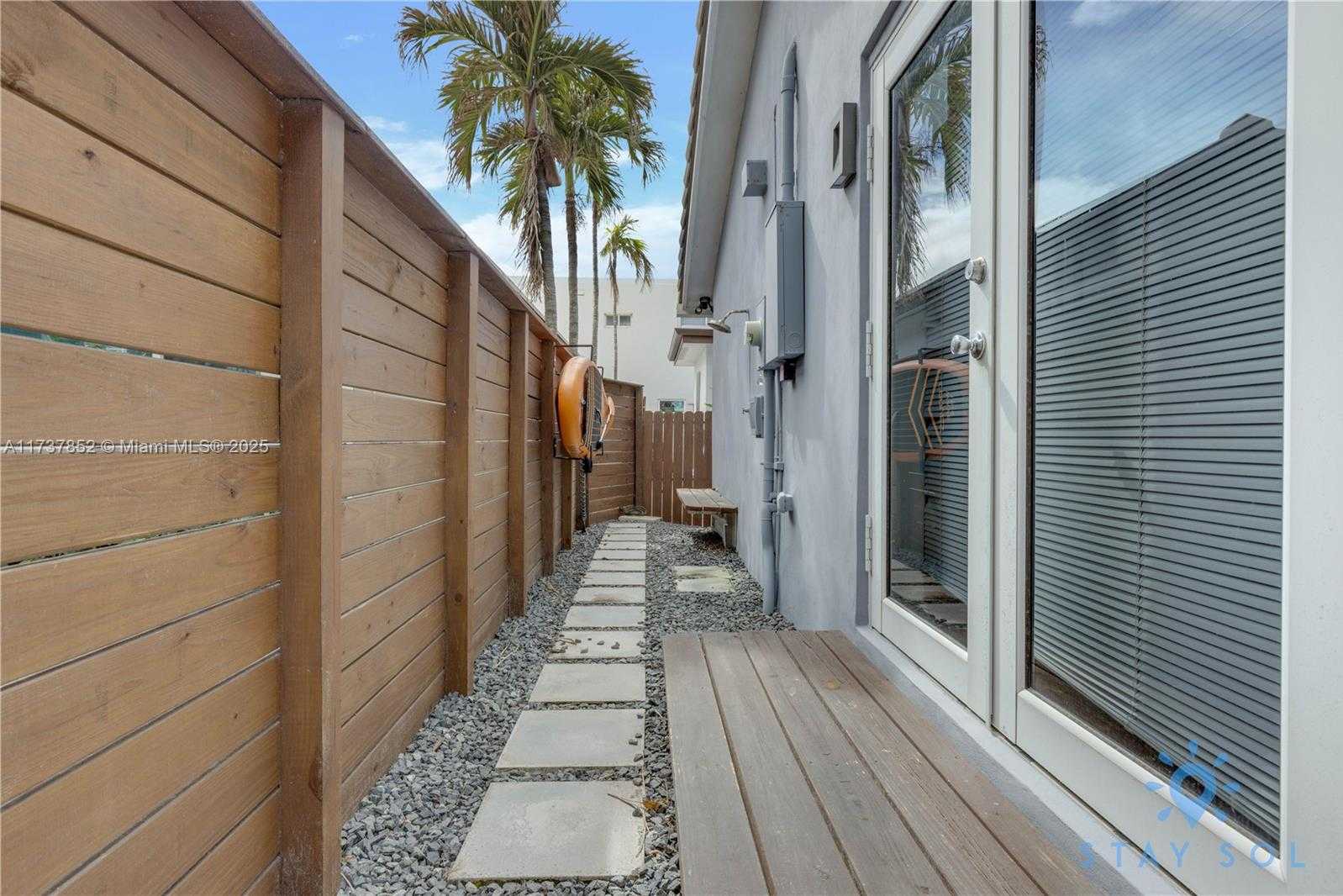Small Image of 328 Missouri St, Hollywood, FL 33019, USA Number 33