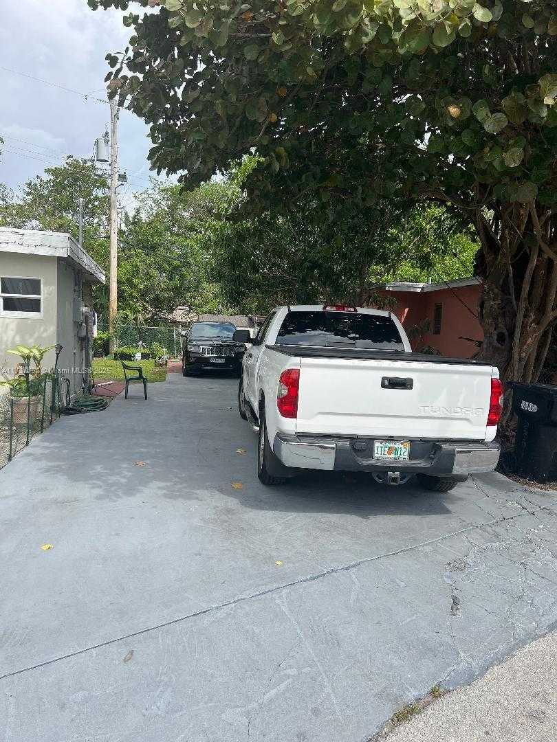 Small Image of 2381 NORTH EAST 137 ST, North Miami Beach Number 12