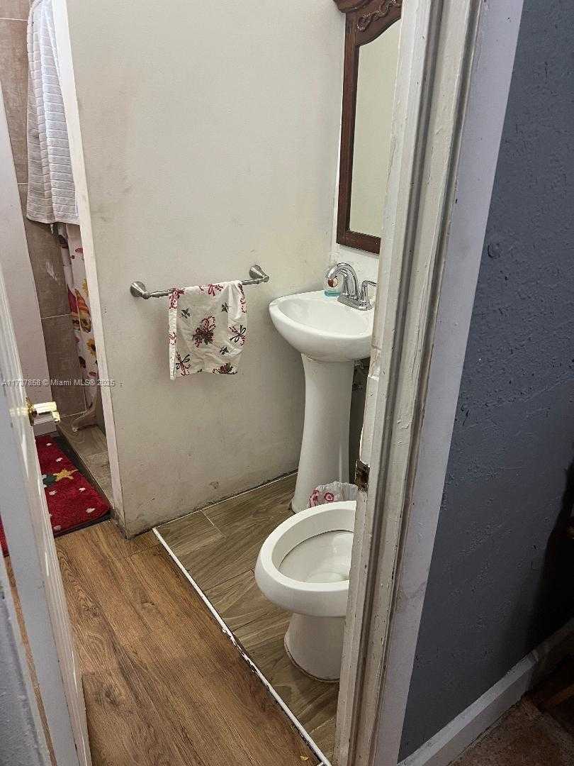 Small Image of 2381 NORTH EAST 137 ST, North Miami Beach Number 7