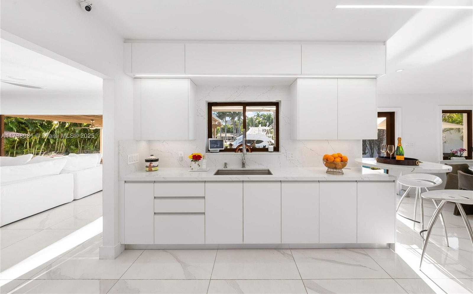 Small Image of 1070 BELLE MEADE ISLAND DR, Miami Number 10