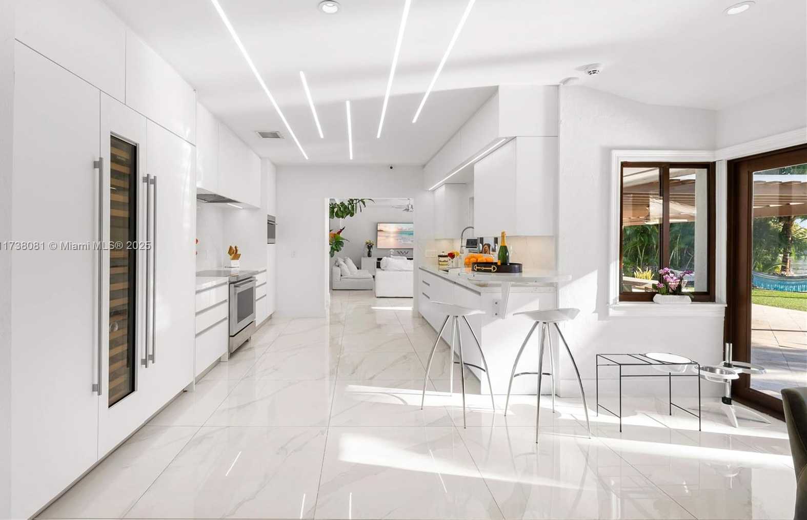 Small Image of 1070 BELLE MEADE ISLAND DR, Miami Number 12
