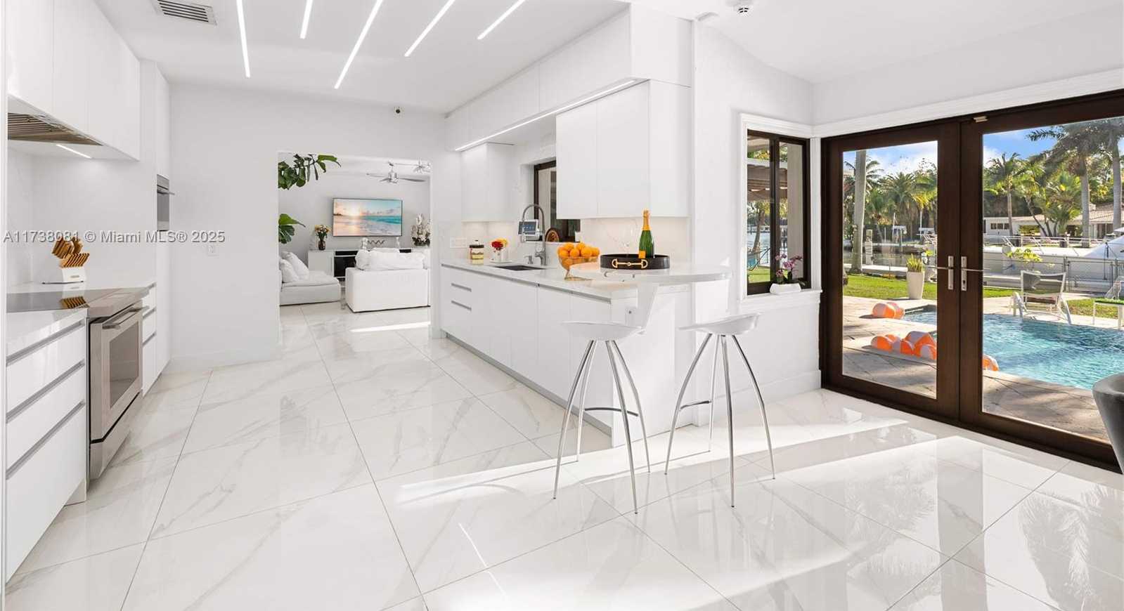 Small Image of 1070 BELLE MEADE ISLAND DR, Miami Number 13