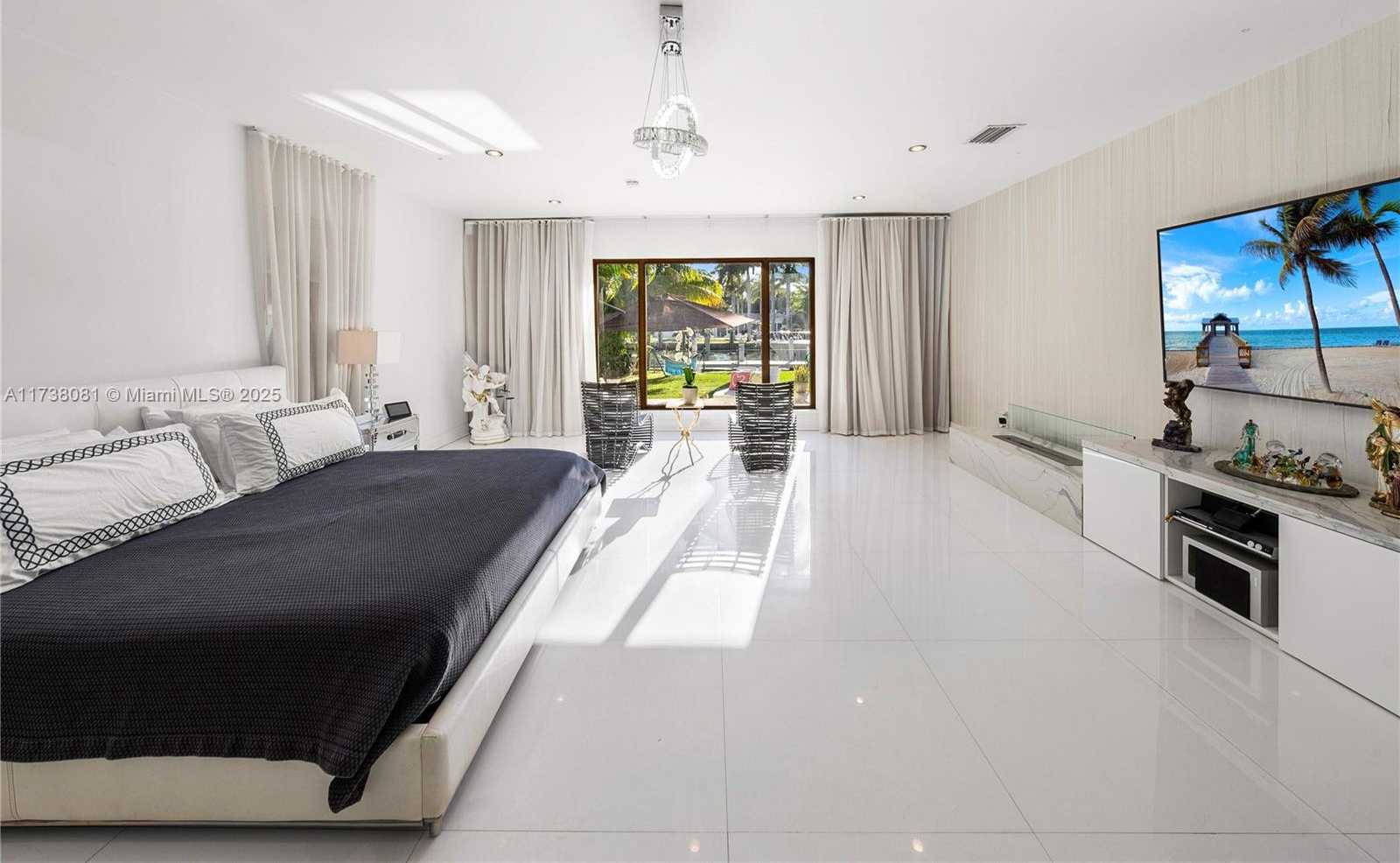 Small Image of 1070 BELLE MEADE ISLAND DR, Miami Number 16