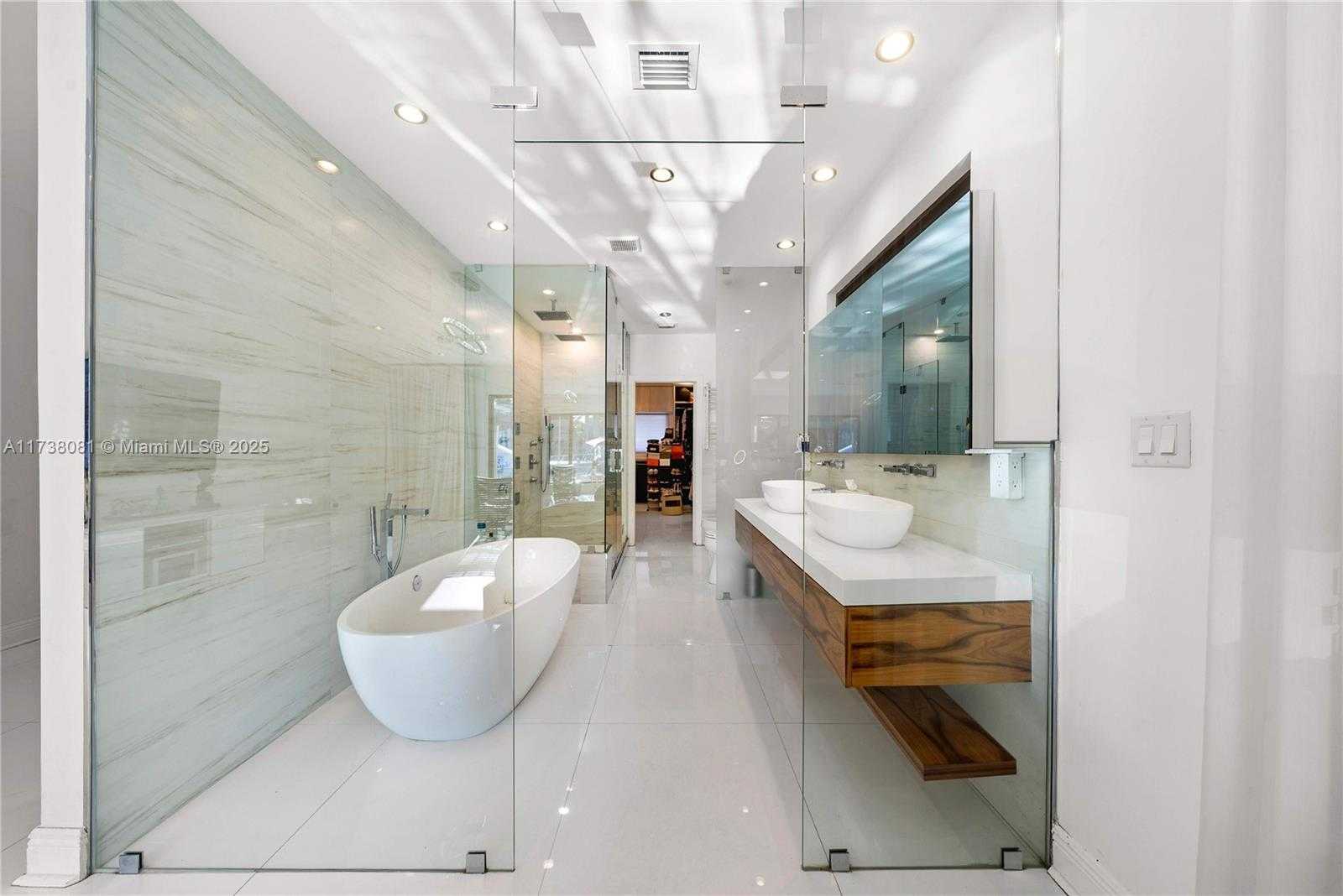 Small Image of 1070 BELLE MEADE ISLAND DR, Miami Number 17