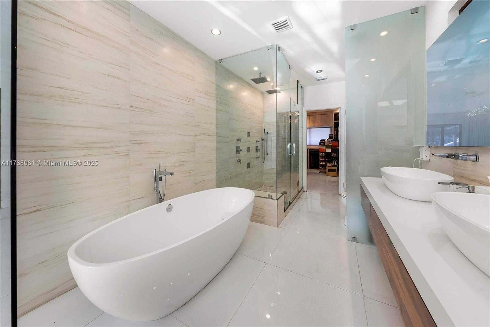 Small Image of 1070 BELLE MEADE ISLAND DR, Miami Number 18