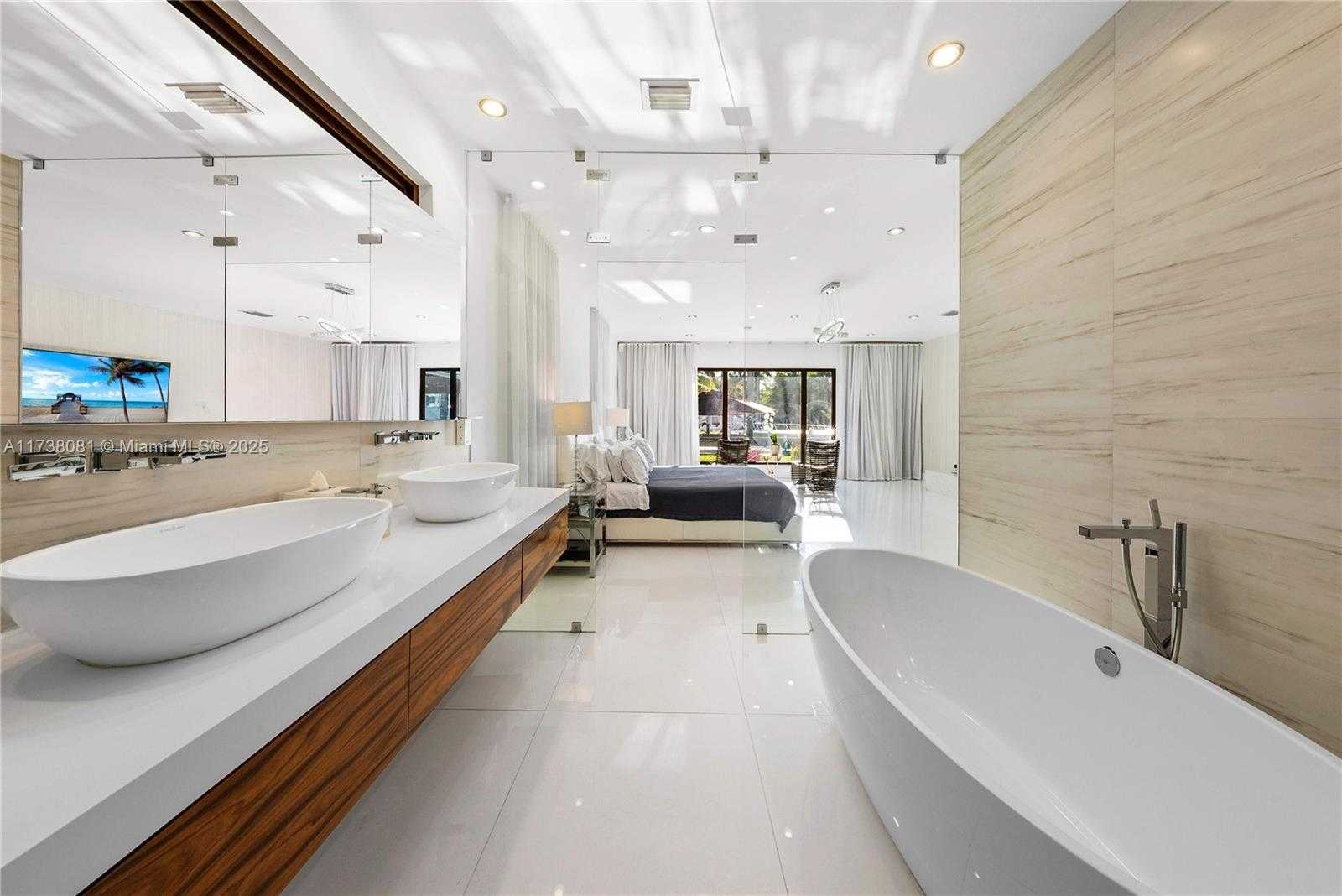 Small Image of 1070 BELLE MEADE ISLAND DR, Miami Number 19