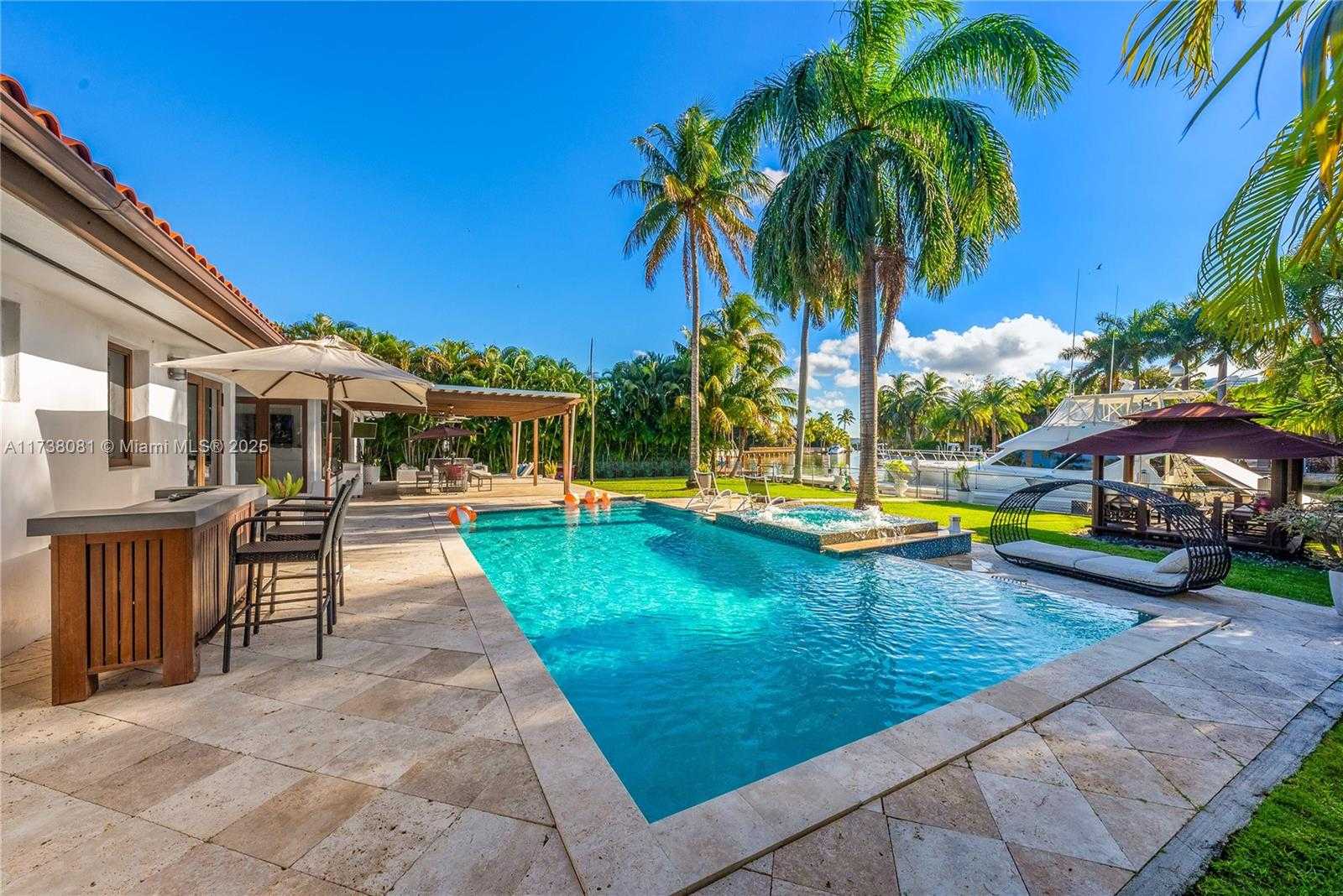 Small Image of 1070 BELLE MEADE ISLAND DR, Miami Number 2