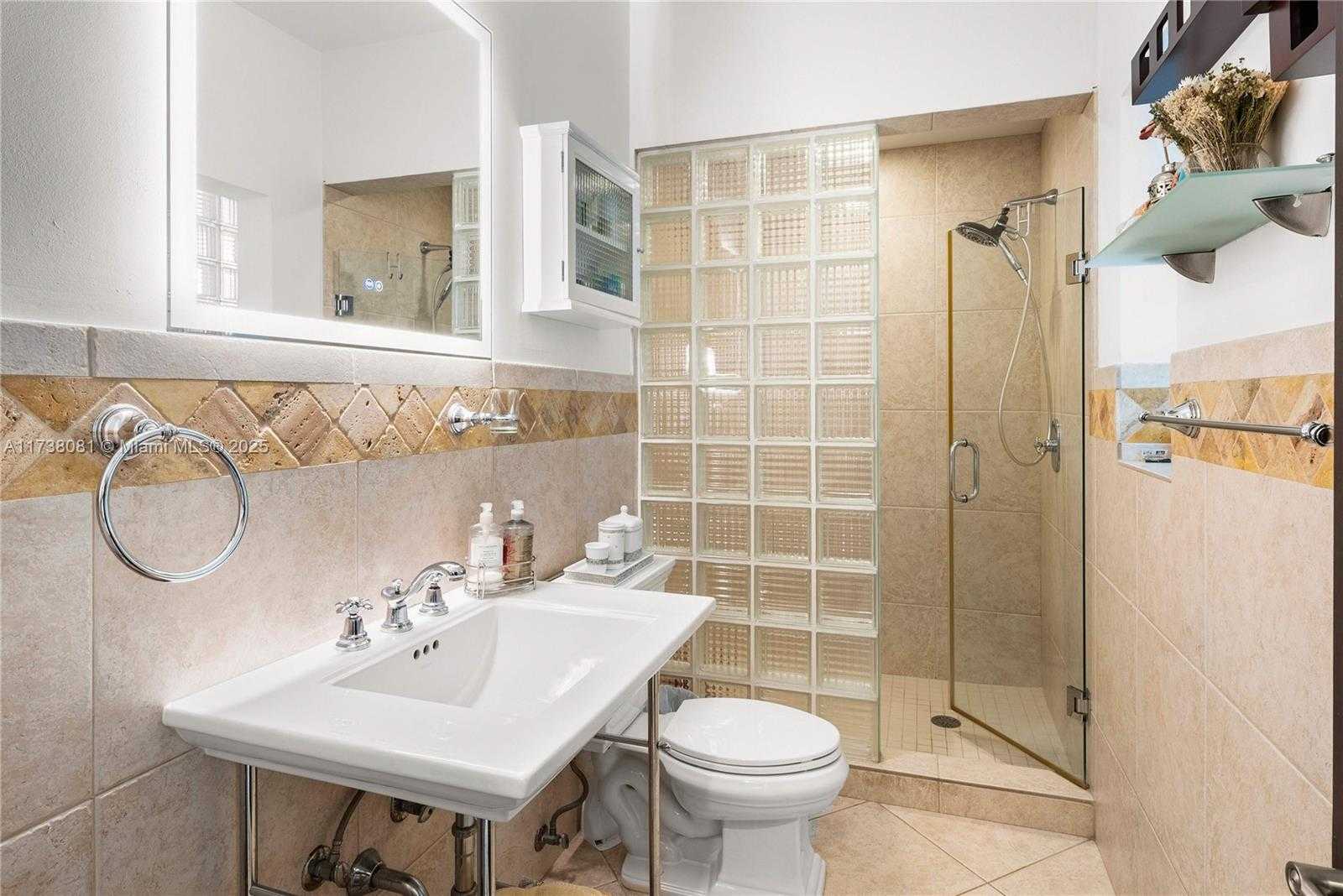 Small Image of 1070 BELLE MEADE ISLAND DR, Miami Number 21