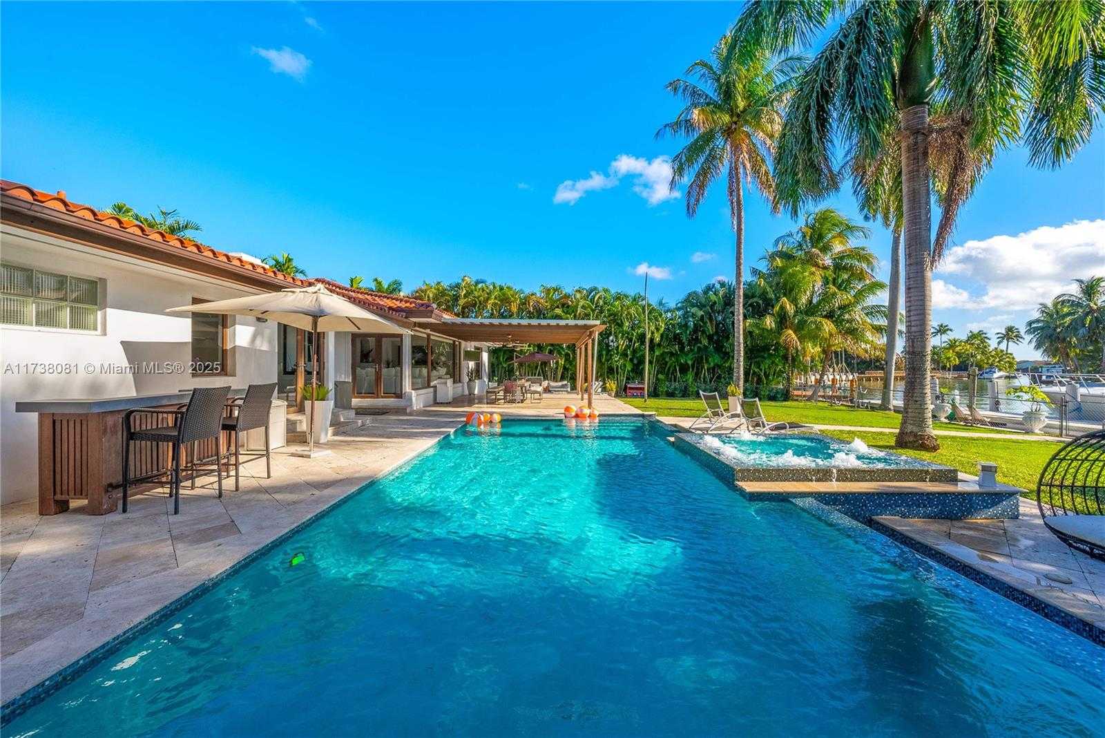 Small Image of 1070 BELLE MEADE ISLAND DR, Miami Number 22