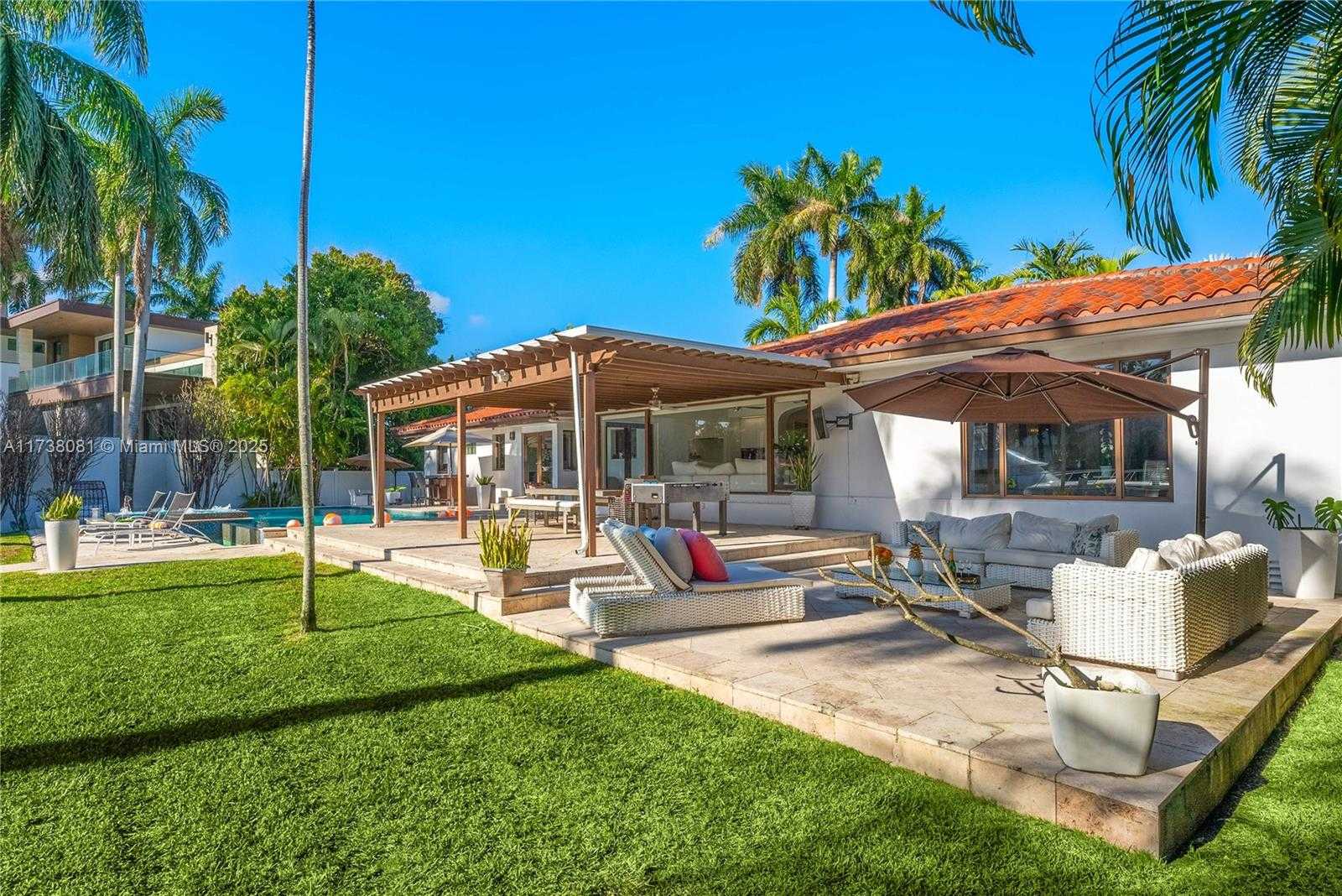 Small Image of 1070 BELLE MEADE ISLAND DR, Miami Number 23